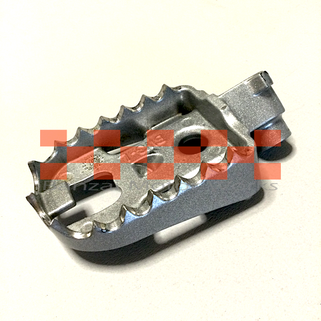 B13YamahaT7.Footpegs