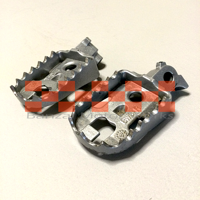 B13YamahaT7.Footpegs